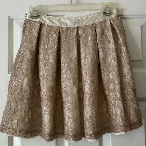Francesca’s NWT Cream lace pleated lace mini skirt with satin waist, size small - Picture 4 of 5